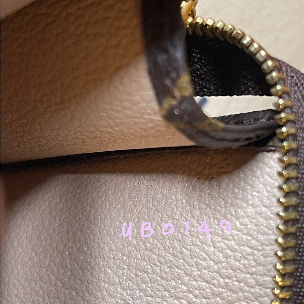 ❌SOLD❌ Louis Vuitton Toiletry 15 - Picture 9 of 9